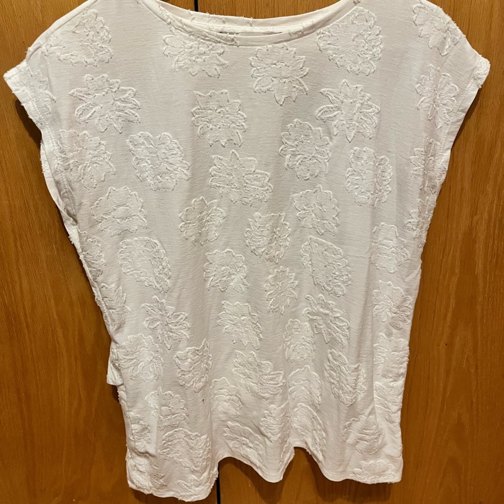 White loft blouse with flower detail